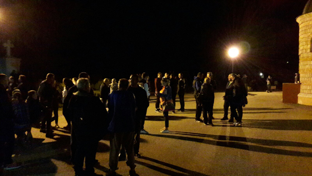 Грађани испред Храма у Пљевљима: Полиција хоће да депортује свештеника Саву Јањића? (ВИДЕО)